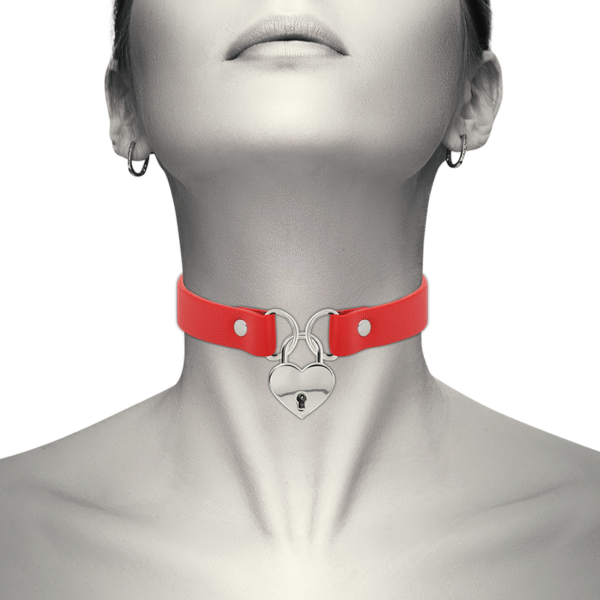 COQUETTE CHIC DESIRE - COLAR DE COURO VEGANO VERMELHO COM ACESSÓRIO DE CORAO COM CHAVE - Image 2