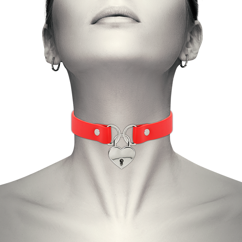 COQUETTE CHIC DESIRE - COLAR DE COURO VEGANO VERMELHO COM ACESSÓRIO DE CORAO COM CHAVE - Image 2